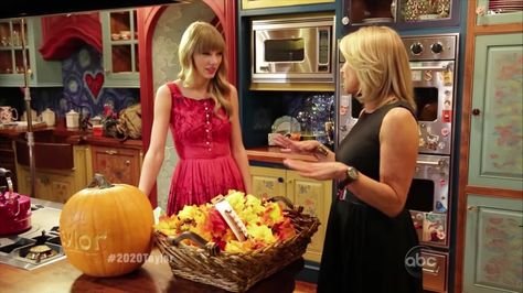 Taylor Swift Nashville, Taylor Swift House, Nashville Apartment, Tribeca Apartment, Taylor Swift Top, Marble Island, Katie Couric, Nashville Style, Whimsical Home