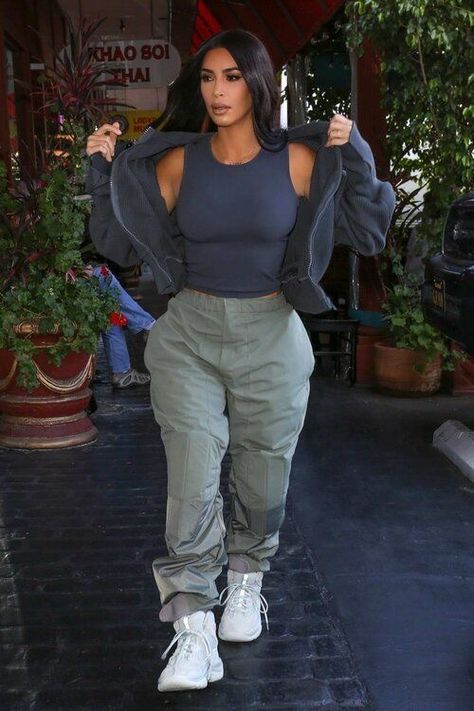 Kardashian Casual Outfit, Look Kylie Jenner, Yeezy Outfit, Kim Kardashian Outfits, Kardashian Outfit, Kim Kardashian Style, Tomboy Style Outfits, Looks Street Style, Kardashian Style