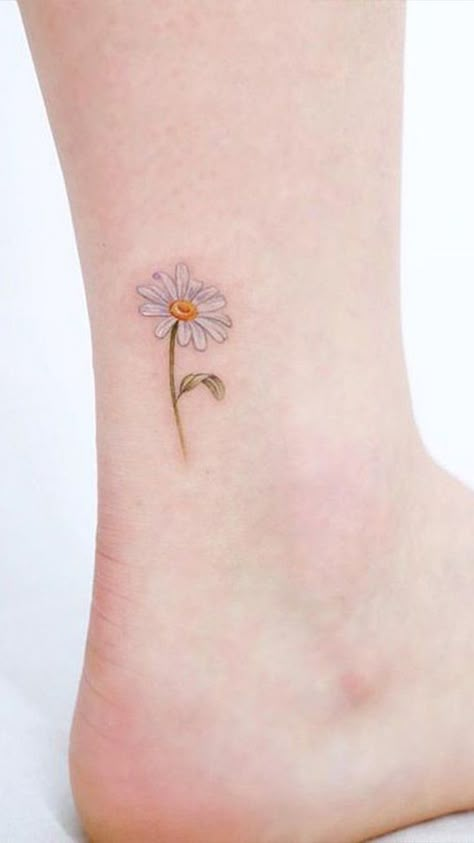 #tattoo #flowers #meaning // Flowers aren’t just beautiful: they can be symbols with deep meanings. Ankle Henna Designs, Lil Tattoos, Ankle Tattoo Ideas, Sewing Tattoos, Daisy Tattoo Designs, Delicate Flower Tattoo, Daisy Flower Tattoos, Model Tattoo, Shape Tattoo