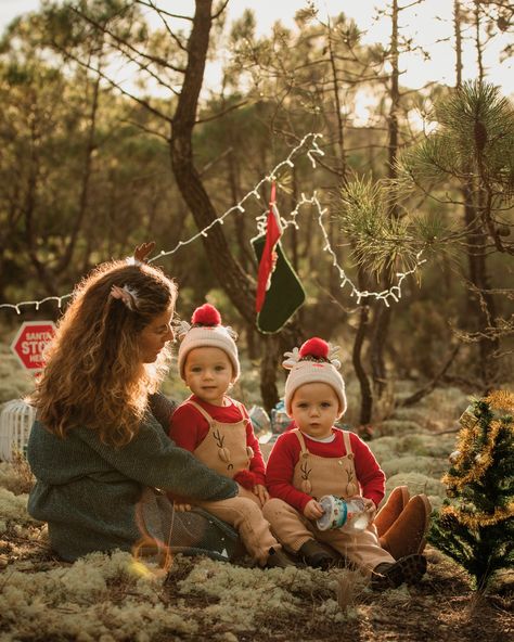 Family Christmas Pictures With Twins, Toddler Christmas Photoshoot, Christmas Family Pics, Photoshoot Christmas, Christmas Session, Christmas Poses, Twin Photos, Twin Toddlers, Family Christmas Pictures