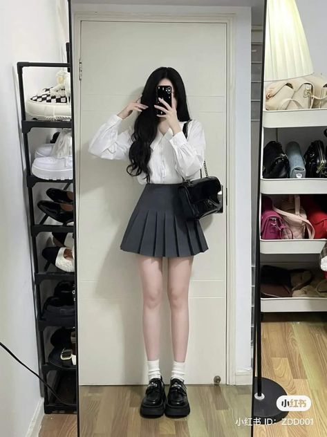 Rok Mini Outfit Korea, Rok Mini Outfit, Korean Outfits Skirts, Korea Skirt, Rok Korean Style, Aesthetic Korean Outfits, Pleated Mini Skirt Outfit, Skirt Outfits Korean, Cute Korean Outfits