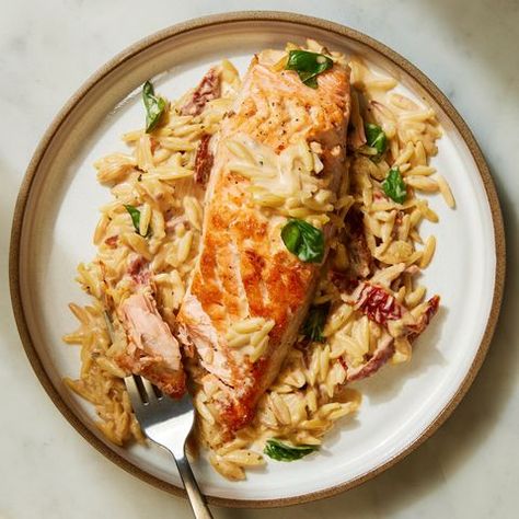 Sun Dried Tomato Salmon, Salmon Orzo Recipe, Salmon Orzo, Sun Dried Tomato Sauce, Broiled Salmon, Orzo Recipes, Salmon Seasoning, Simple Green Salad, Sundried Tomato