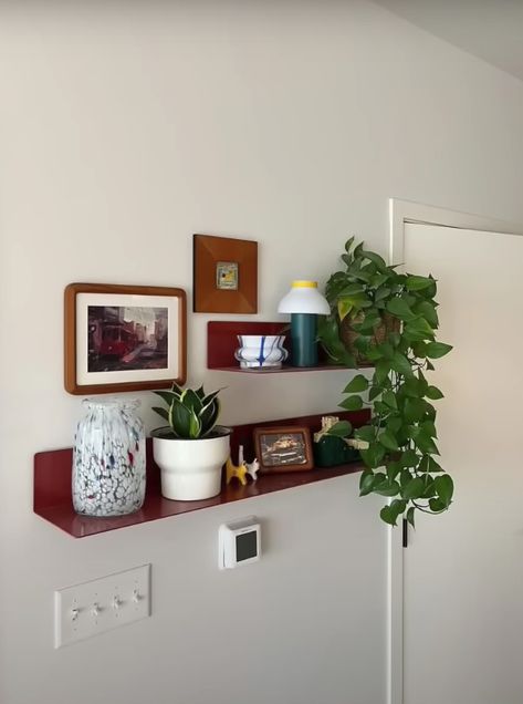 Decoration For Shelves, Wall Shelf Plants, Shelves With Frames, Small Entry Way Ideas Apartment, Minimalist Eclectic Home, Bedroom Floating Shelves, Shelf Decor Aesthetic, Bedroom Shelf Decor, Nyc Rooms