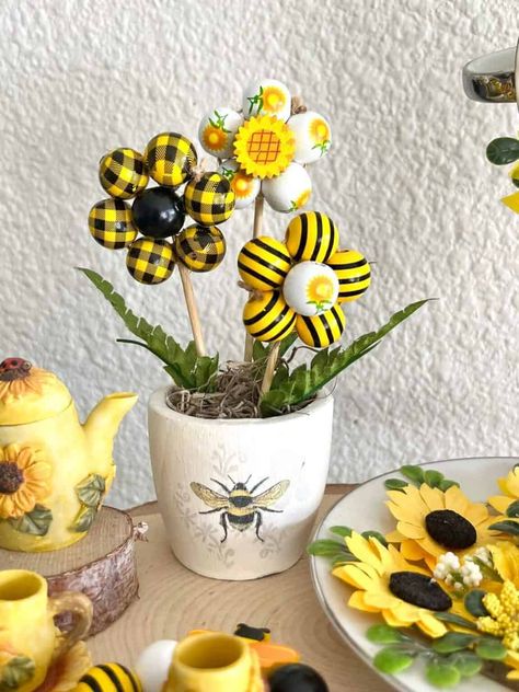 Sunflower And Bee, Bumble Bee Craft, Bee Hive Craft, Bee Napkins, Summer Tiered Tray, Wood Beads Diy, Sunflower Crafts, Honey Bee Decor, Bead Flowers