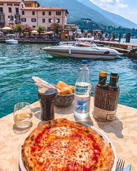 Italian Tour, Best Island Vacation, Solo Date, Italian Aesthetic, Vacation Meals, Italy Food, Italy Aesthetic, Travel Italy, Dream Beach