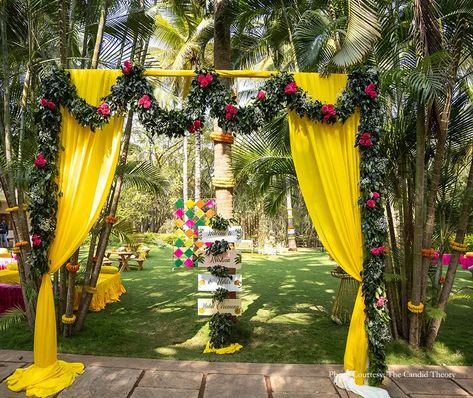 Haldi Function Ideas, Decoration Ideas For Haldi, Ideas For Haldi Ceremony, Haldi Decoration Ideas, Stall Decorations, Haldi Decoration, Mehendi Decor Ideas, Haldi Function, Gate Decoration