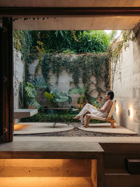 Interior Courtyard Design Architecture, Boutique Hotel Decor, Merida Architecture, Oasis Architecture, Plant Interior Design, Calm House, Sustainability Architecture, Oasis House, Sustainable Architecture House