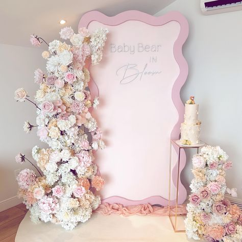 Baby In Bloom 🌸 #babyinbloom #babyshowerskelowna #kelownababyshowers #kelownadecor #floralpillarskelowna #flowerrentalskelowna Baby Shower Photo Display, Baby Shower Arch Ideas, Baby In Bloom Backdrop, Pink Baby Shower Backdrop, Birthday Arch Backdrop, Mom Photoshoot, Unique Backdrops, Coquette Party, Sweet 17