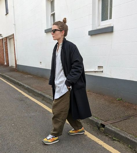 A woman walks across a street. She wears green and yellow New Balance sneakers worn with barrel-leg trousers, oversized shirt and oversized coat. Casual Outfit Inspiration, New Balance Sneakers, Oversized Coat, Sneakers Outfit, Oversized Shirt, Outfit Details, New Balance, Trousers, Outfit Inspirations