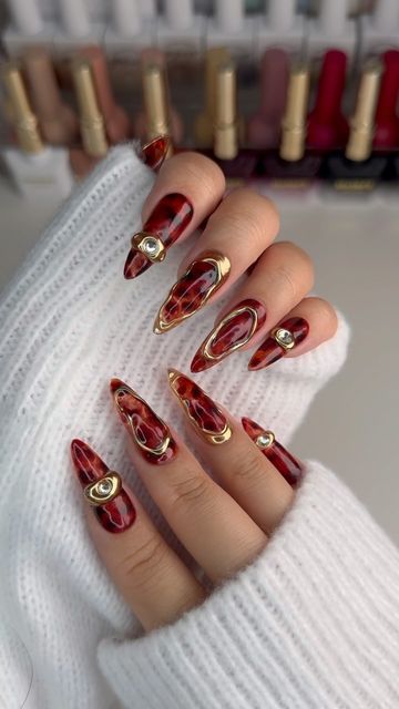 Red And Turtle Shell Nails, Tortoiseshell Nails With Gold, Red Tortoise Nails, Tortoise Shell Nails With Gold, Red And Tortoise Shell Nails, Red Tortoise Shell Nails, Chrome Gold Nails, Tortishell Nails Design, Tortoiseshell Nails