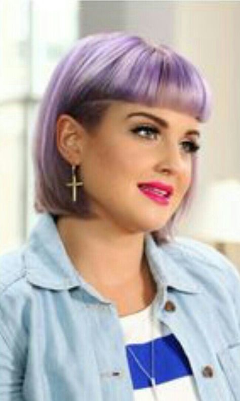 Bob & bangs & undercut above ear Kelly Osbourne Hair, Kort Bob, Short Bobs With Bangs, Short Bob Cuts, Bob Cuts, Kelly Osbourne, Undercut Hairstyles, Trending Hairstyles, Pixie Bob