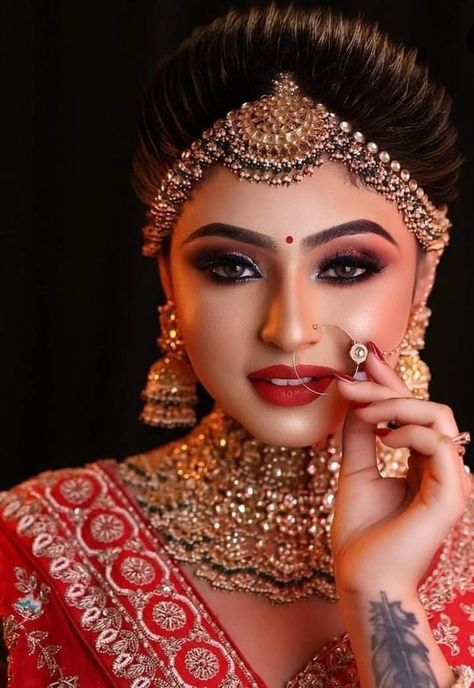 Bride Makeup Poses Photography, Bridal Makeup Shoot Poses, Bridal Makeup Poses, Indian Bridal Hair Styles, Beauty Parlour Poster, Red Bridal Makeup, Dulhan Closeup, Model Expressions, Closeup Poses