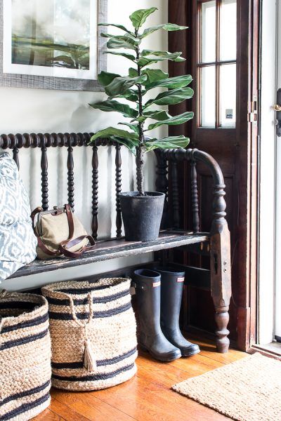 Farmhouse Mudroom, Apartment Entrance, Scandinavian Farmhouse, Jenny Lind, Farmhouse Entryway, Entry Bench, Entry Ways, Foyer Decorating, Entryway Ideas