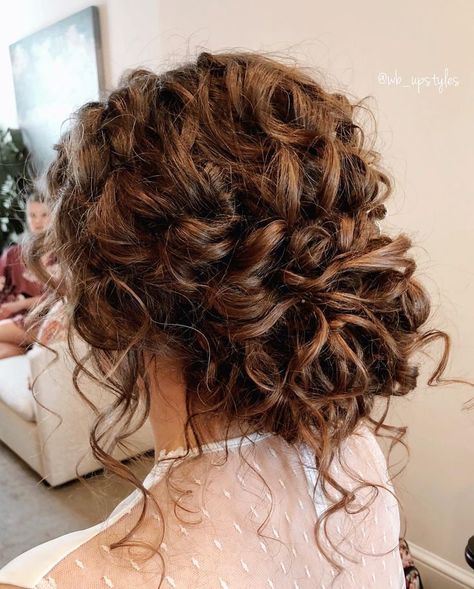 Curly Hair Updo Wedding, Bridal Upstyles, Elegant Bridal Hairstyles, Curly Wedding Updo, Romantic Bun, Naturally Curly Hair Updo, Curly Bridal Hair, Curly Hair Up, Hairstyles For Fine Hair