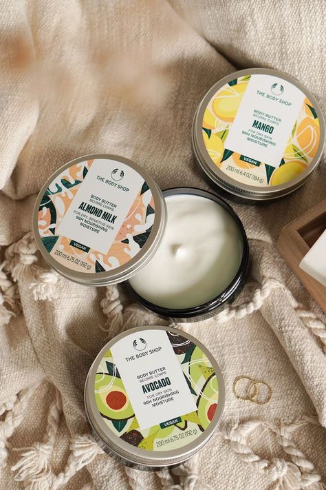 The Body Shop vernieuwde body butter verpakking + avocado body butter Body Shop Moisturizer, The Body Shop Best Products, The Body Shop Aesthetic, Body Butter Body Shop, Body Butter Packaging Ideas, Bodyshop Skincare, Body Butter Aesthetic, Avocado Body Butter, The Body Shop Body Butter