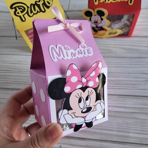 Minnie mouse party box Minnie Mouse Birthday Party Favors, Birthday Party Minnie Mouse, Minie Mouse Party, Mickey Mouse Theme Party, Minnie Mouse Theme Party, Bolo Minnie, Spongebob Party, Mickey Mouse Theme, Minnie Mouse Theme