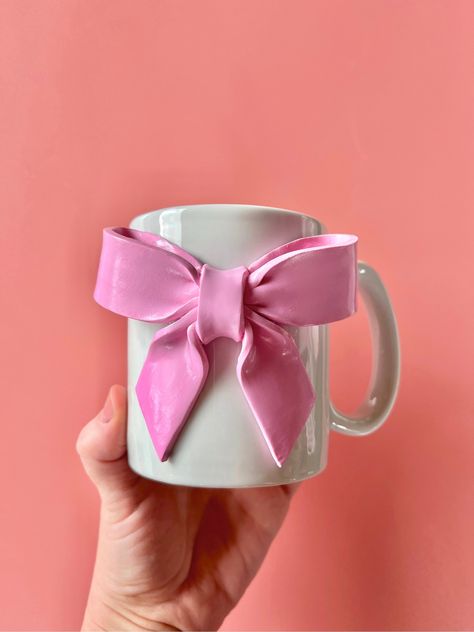 Tea Cup Decor Ideas, Ceramic Cute Ideas, Cup Decoration Ideas, Cute Clay Stuff, Bow Clay Art, Clay Ribbon, Lover Mug, Coffee Mug Ideas, Bow Ceramic Mug