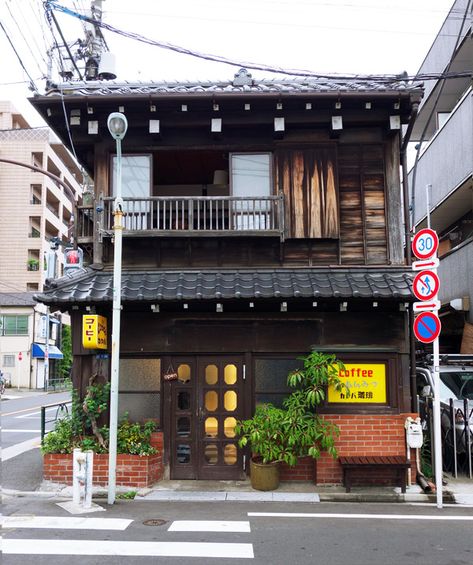 This one's situated in a 100-year-old house that's been updated with stunning a stunning mix of mid-century modern design and traditional Japanese elements, like tatami mats. There's coffee during the day, cocktails at night, and video art on the wall. Japanese Coffee Shop, Tokyo House, Japanese Buildings, Japanese Shop, Building Aesthetic, Japan Architecture, Japan Street, Japan Photography, Japanese Store