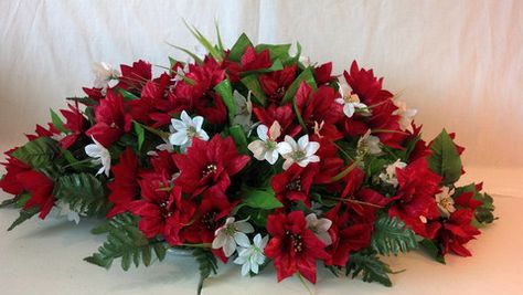 Flower Arrangements For Graves, Grave Flowers, Cemetery Decorations, Grave Decorations, Christmas Flower Arrangements, Diy Arrangements, Christmas Floral Arrangements, Memorial Flowers, Cemetery Flowers