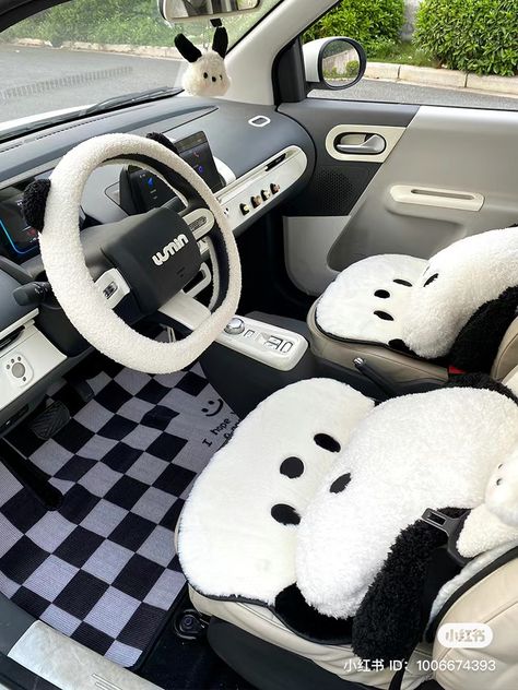 Korean Car Decor, Cinnamoroll Car Interior, Sanrio Car Interior, Black And White Car Interior, Aesthetic Interior Car Decor, Sanrio Car Decor, Cute Assesories, Pretty Car Interior, Car Interior Decor Aesthetic