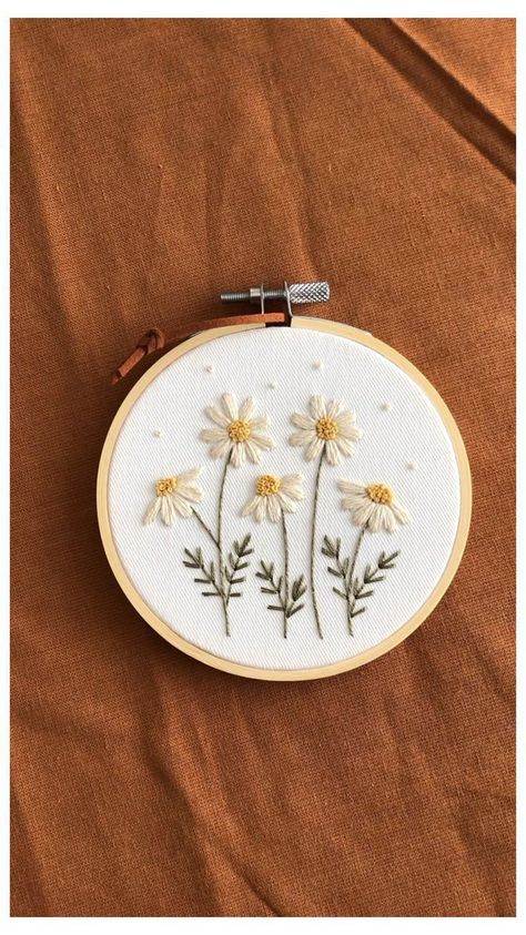 Daisy Flower Embroidery, Beginner Embroidery, Embroidery Lessons, Hand Embroidery Patterns Flowers, Basic Embroidery Stitches, Embroidery Stitches Tutorial, Hand Work Embroidery, Hand Embroidery Projects, Hand Embroidery Flowers