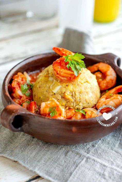 Learn how to make shrimp mofongo, or camarofongo, a tasty combination of mofongo with rich and juicy stewed shrimp. Shrimp Mofongo, Latin Meals, Dominican Cuisine, Dominican Cooking, Mofongo Recipe, Dominican Recipes, Recetas Puertorriqueñas, Latin Recipes, Rican Food