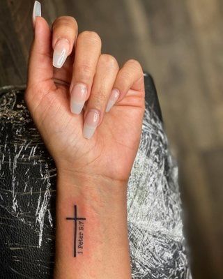 Letters Tattoo, Bible Verse Tattoos, Verse Tattoos, Cross Tattoos For Women, Cute Hand Tattoos, Pretty Hand Tattoos, Tasteful Tattoos, Tattoos For Black Skin, Pretty Tattoos For Women