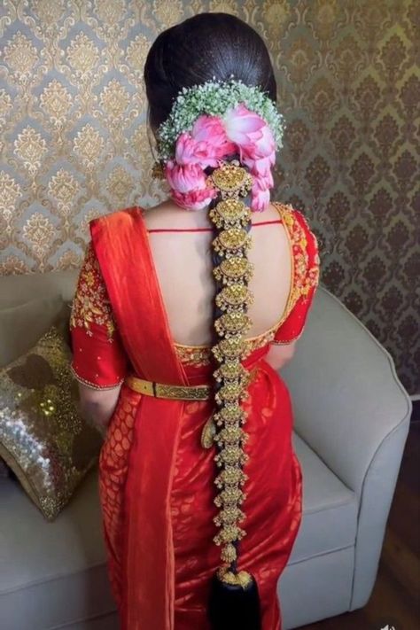 Bride Muhurtham Hairstyle, Jadai Alangaram Bridal Braids, Pelli Hairstyles, Bridal Jadai South Indian Bride, Poola Jada Brides Fresh Flowers, Muhurtam Hairstyles, Mugurtham Hairstyle, Poola Jada Brides, Jada Models