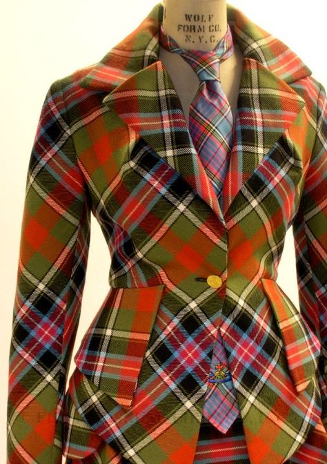 Vivienne Westwood Jacket  - early 1990s - click through for more photos Vivienne Westwood Suit, Look Disco, Tartan Suit, Tartan Fashion, Casual Chique, Green And Red, Plaid Dress, Mode Inspiration, Tartan Plaid