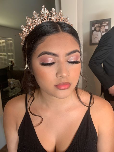 Makeup Inspo For Quince, Light Pink Makeup For Quince, Xv Pink Makeup, Sweet 16 Makeup Ideas Natural Pink, Blush Pink Quinceanera Makeup, Quince Makeup Light Pink, Rose Gold Quince Makeup Looks, Quince Makeup Blush Pink, Natural Makeup Looks Quinceanera