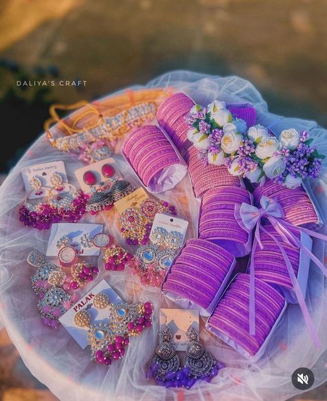 Wedding Gift Hampers, Trousseau Packing, Wedding Gift Pack, Creative Wedding Gifts, Bridal Gift Wrapping Ideas, Desi Wedding Decor, Packing Ideas, Wedding Gifts Packaging, Indian Bridal Jewelry Sets