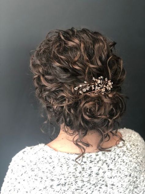 OBSESSED with this hairstyle for naturally curly hair! Curly Bridal Hair, Curly Hair Up, Mother Of The Bride Hair, Curly Wedding Hair, Curly Hair Updo, Penteado Cabelo Curto, Short Curly Hair, Wedding Hair And Makeup, Long Curly Hair