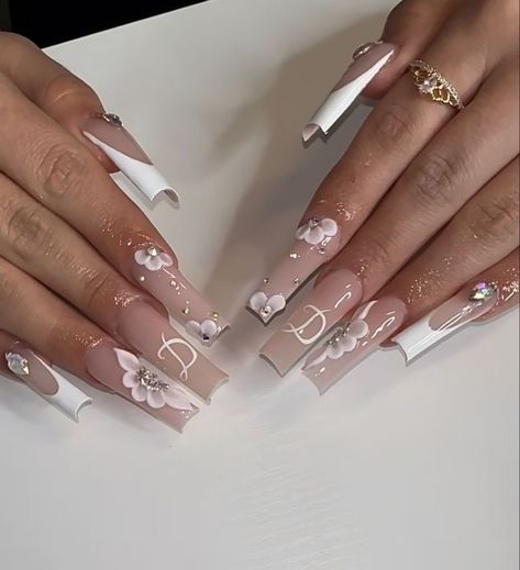 777 Nail Ideas Acrylic Initial, Long Square Acrylic Nails With Initial, Nail Inspired With Initial, Acrylic Nails With Bf Initials Short, Nails Acrylic Coffin Long Baddie, Acrylic Nails Initial Designs, Nails With A Letter On Them, Nails Acrylic Initial, Red Nails With Initials