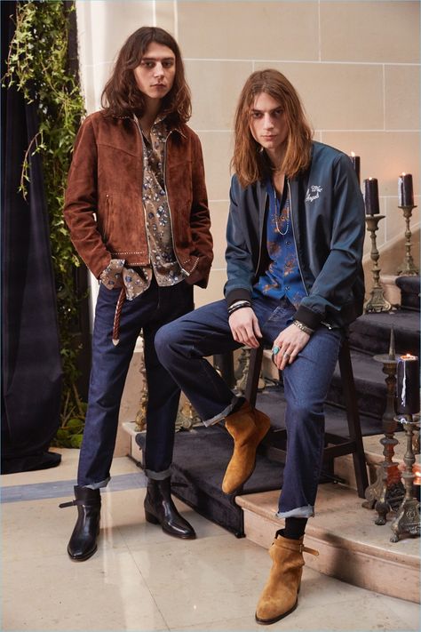 The Kooples channels a rock 'n' roll attitude for its fall-winter 2017 men's collection. 70s Fashion Men, 70s Mens Fashion, Rock Style Men, Moda Hippie, Estilo Hippie, Mens Fashion Urban, Mens Fashion Fall, The Kooples, Men Fashion Casual Outfits