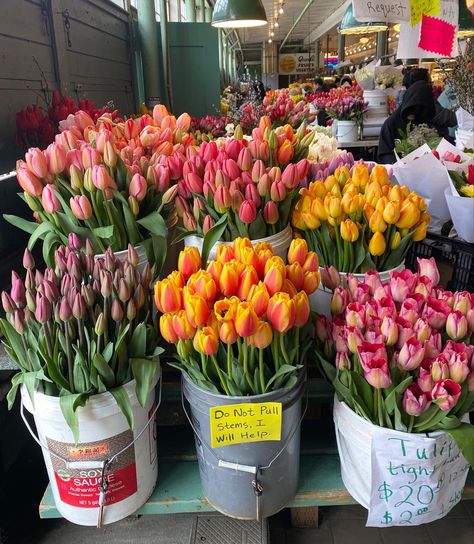 Fall Farmers Market Display, Farmers Market Decorations, Flowers At Farmers Market, Vintage Farmers Market Aesthetic, Flower Farmers Market Display, Summer Farmers Market Aesthetic, Farmers Market Flower Display, Flower Farmers Market, Farmers Market Pictures