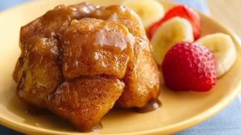 Best idea ever...Monkey Bread Minis made in a cupcake tin! Mini Monkey Bread, Caramel Monkey Bread, Cinnamon Pull Apart Bread, Easy Monkey Bread, Pull Apart Bread, Brunch Dishes, Monkey Bread, Think Food, Pull Apart