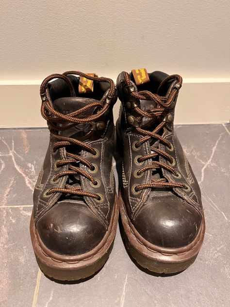 DOC MARTENS 8287 Vintage chunky high top brown leather hiking boots. Mens size 5, Womens size 7. In very good vintage condition with no tears,  treads that look new and original laces. There are a few minor scuffs on the toes. Soles are stamped; Dr. Martens Air Cushioned Soles, Made in England. See photos and video. Brown Doc Martens, Vintage Doc Martens, Doc Martins Boots, Brown Dr Martens, Vintage Dr Martens, White High Top Converse, Doc Martens Boots, Leather Hiking Boots, Doc Marten