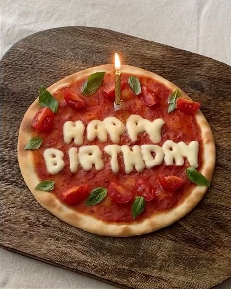 Happy Birthday Pizza, Pastel Picnic, Gilmore Girls Aesthetic, Birthday Pizza, Creative Pizza, Pizza Shapes, Cute Pizza, 16 Cake, Love Birthday