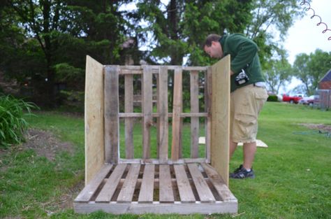 DIY Dog House made from wood pallets I did something similar to this it was cheap and easy Diy Doghouse, Pallet Dog House, Build A Dog House, Dog House Plans, Dog House Diy, Dog Kennel Outdoor, Dog Stuffed Animal, Bookshelves Diy, Dog Door