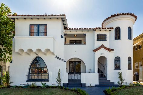 Lovely 1920s Spanish-style duplex in Leimert Park asking $939K - Curbed LA Leimert Park, Spanish Home, Spanish Villa, Los Angeles Neighborhoods, Los Angeles Real Estate, Spanish Revival, Multi Family Homes, Living Room Windows, Arched Windows