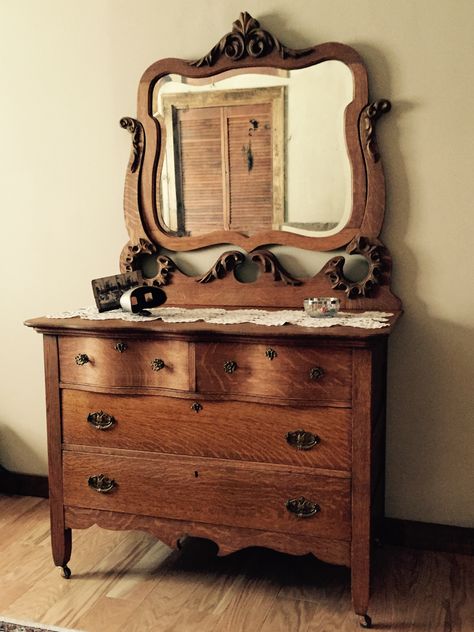 Antique oak dresser with mirror. Victorian Bedroom Furniture, Antique Dresser With Mirror, Commode Shabby Chic, Retro Dresser, Muebles Shabby Chic, Antique Oak Furniture, Vintage Bedroom Furniture, Antique Bedroom Furniture, Oak Bedroom Furniture