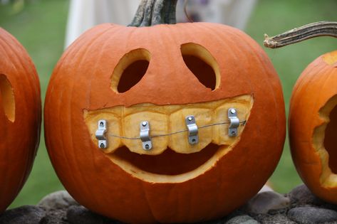 National Pumpkin Day: 23 pumpkin carving ideas for Halloween Original Pumpkin Carving, National Pumpkin Day, Pumpkin Day, Origin Of Halloween, Pumpkin Tattoo, Pumpkin Carving Contest, Teen Halloween, Creative Pumpkin Carving, Amazing Pumpkin Carving