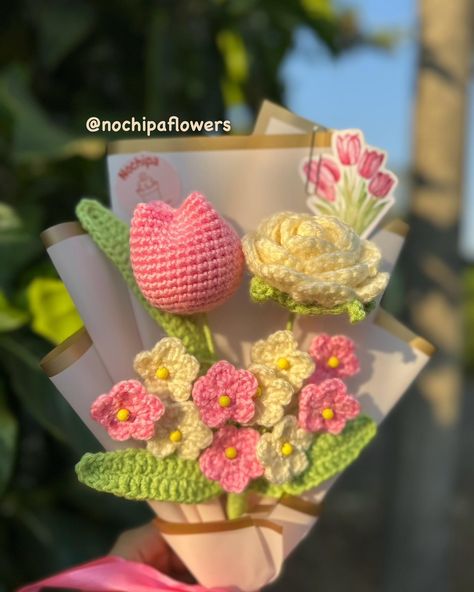 Tulip Crochet Bouquet, Crochet Tulip Bouquet, Crochet Tulip, Diy Bouquet Wrap, Crochet Bouquet, Valentines Crochet, Crochet Business, How To Wrap Flowers, Crochet Fabric