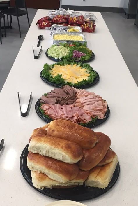 Build Your Own Sandwich Bar, Sandwich Bar Ideas, Build Your Own Sandwich, Sandwich Buffet, Party Food Bars, Perfect Sandwich, Team Dinner, Roast Beef Sandwich, Sandwich Platter