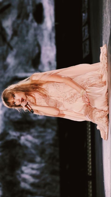 The Best Day Taylor Swift Aesthetic, Eras Tour Wallpaper Folklore, Taylor Swift Landscape, Foto Taylor Swift, Wallpaper Tab, Eras Tour Wallpaper, Taylor Aesthetic, Screen Laptop, Taylor Swift Tour Outfits