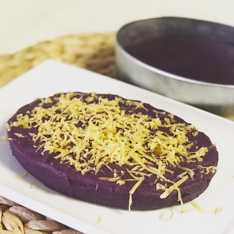 Ube Halaya Recipe, a delicious Filipino dessert made from purple yam, butter and milk. Ube Halaya Recipe Panlasang Pinoy, Dessert Filipino, Ube Halaya Recipe, Pandesal Recipe, Ube Halaya, Filipino Dessert Recipes, Ube Recipes, Filipino Dessert, Filipino Recipe