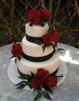 Black and red wedding cake with roses. Spaniard Wedding, Wedding Cake With Red Roses, Cake With Red Roses, Red Rose Wedding Cake, Black And White Wedding Cake, Red And White Weddings, Fondant Wedding Cakes, Wedding Cake Roses, Black Wedding Cakes