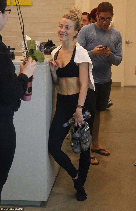 Julianne Hough shows off chiselled midriff at Soul Cycle class #dailymail Soul Cycle Outfit, Soul Cycle, Fitness Icon, Ripped Abs, Body Outfit, Celebrity Workout, Julianne Hough, Fitness Models Female, Girl Inspiration