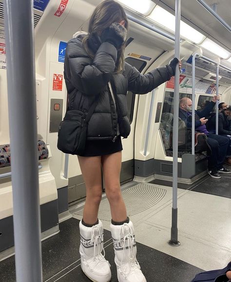 Moon Boots Styled, Moon Boots Outfit Y2k, Moonboot Outfit Ideas, Low Moon Boots Outfit, Moon Boots Outfit Style, Moon Boots Outfit Winter, Moon Boot Outfit, Women Snowboarding Outfits, Moon Boots Outfit