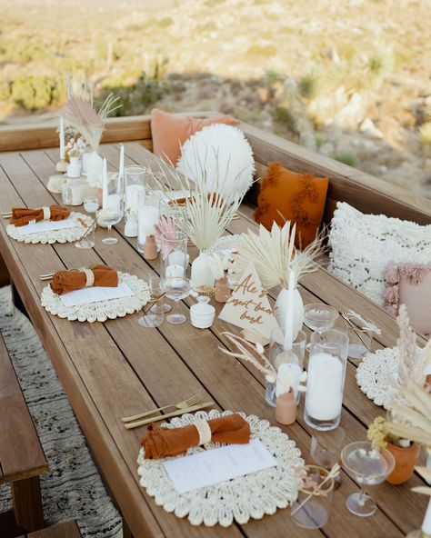 How to Recreate this Insta-Worthy Desert Airbnb Bachelorette Party Bachelorette Dinner Table Decor, Bachelorette Party Ideas Boho, Bachelorette Dinner Ideas, Bachelorette Tablescape, Joshua Tree Bachelorette Party, Spa Bachelorette Party Ideas, Bachelorette Dinner Party, Bachelorette Party Table, Cabin Birthday